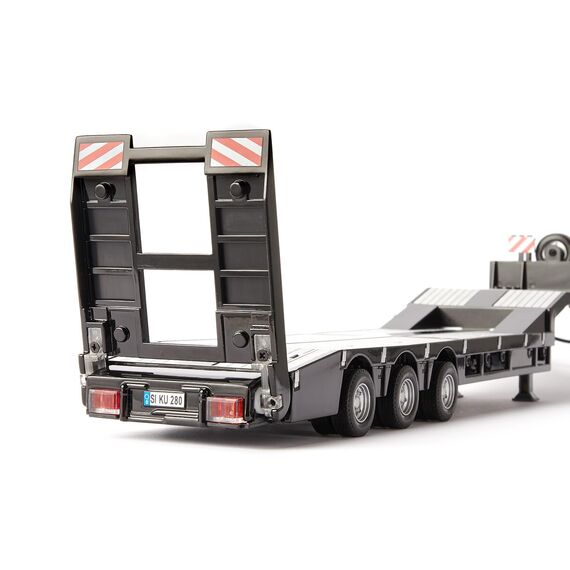 siku 6744, 3-Achs Tieflader, Nooteboom Eurotrailer, 1:32, Schwarz/Silber, Metall/Kunststoff, Elektronische Laderampe, 4 LEDs am Heck