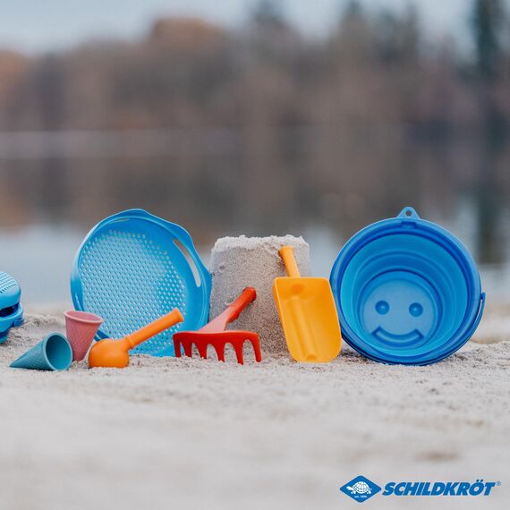 Schildkröt 7in1 Sand Toys Set, innovatives Sand-Spielset im Handtaschenformat, kompakt und platzsparend, Faltbarer 3 Liter Eimer mit 6 Sandspielzeugen zum Graben, Formen, Sieben und Rechen, 970244