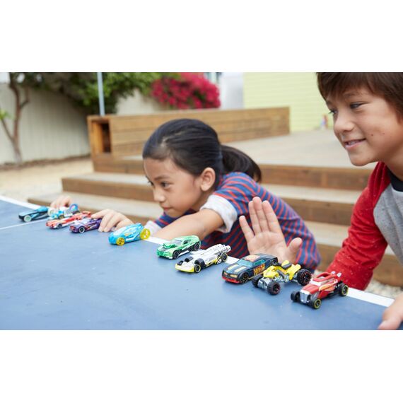 Hot Wheels Autos Set, 5er Pack, Verschiedene Modelle von Spielzeugautos, Maßstab 1:64, mit realistischen Details, Auto Spielzeug, Stile variieren, Spielzeug ab 3 Jahre, 1806