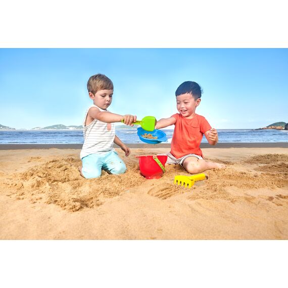 Hape Grundausstattung Strandspielzeug - Robustes Eimer- und Förmchen-Set für Strand und Sandkasten, Outdoor Sandspielzeug für Kleinkinder, Sandspielset für Kinder ab 18 Monaten
