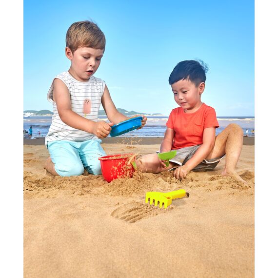 Hape Grundausstattung Strandspielzeug - Robustes Eimer- und Förmchen-Set für Strand und Sandkasten, Outdoor Sandspielzeug für Kleinkinder, Sandspielset für Kinder ab 18 Monaten