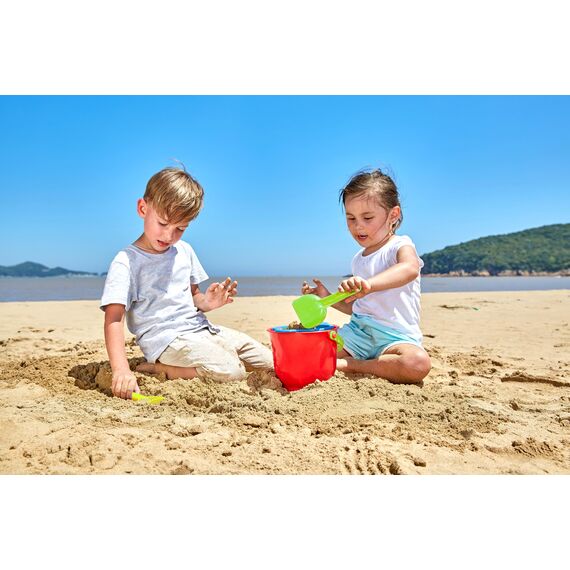 Hape Grundausstattung Strandspielzeug - Robustes Eimer- und Förmchen-Set für Strand und Sandkasten, Outdoor Sandspielzeug für Kleinkinder, Sandspielset für Kinder ab 18 Monaten