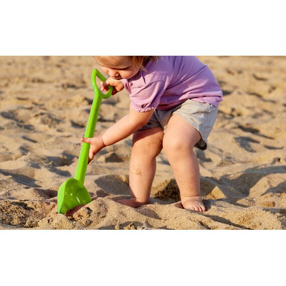 Hape Starke Schaufel, Länge 40cm, Grün - Robuste Sandschaufel für Strand, Sandkasten und Garten, Outdoor Buddelspielzeug für Kleinkinder, Sandspielzeug für Kinder ab 18 Monaten