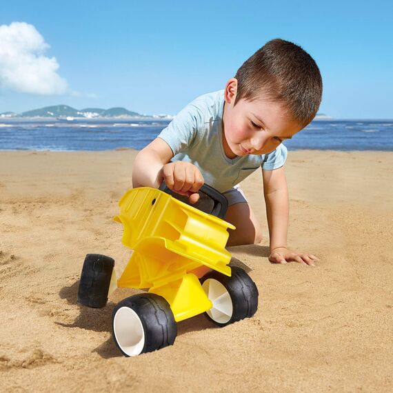 Hape Sandspielzeug Kipper mit Griff, Zieh und Schiebe Strandspielzeug für Kinder ab 12 Monaten