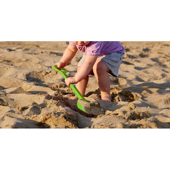 Hape Starke Schaufel, Länge 40cm, Grün - Robuste Sandschaufel für Strand, Sandkasten und Garten, Outdoor Buddelspielzeug für Kleinkinder, Sandspielzeug für Kinder ab 18 Monaten