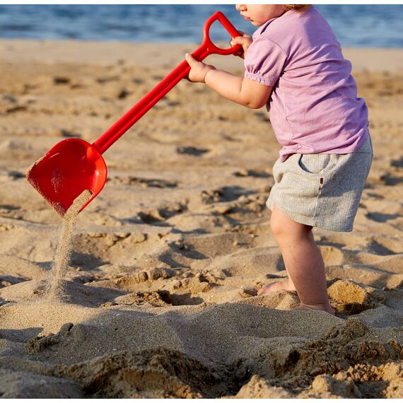 Hape Starke Schaufel, rot - Sandspielzeug, Robuste Sandschaufel für Strand, Sandkasten und Garten, Outdoor Buddelspielzeug für Kleinkinder, Sandspielzeug für Kinder ab 18 Monaten