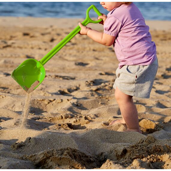 Hape Starke Schaufel, Länge 40cm, Grün - Robuste Sandschaufel für Strand, Sandkasten und Garten, Outdoor Buddelspielzeug für Kleinkinder, Sandspielzeug für Kinder ab 18 Monaten