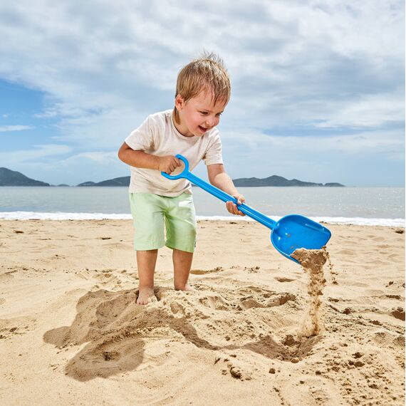 Hape Sandschaufel, Blau - Robuste Sand- und Buddelschaufel für Strand, Garten und Sandkasten, Outdoor Spielzeug für Kleinkinder, Sandspielzeug für Kinder ab 18 Monaten