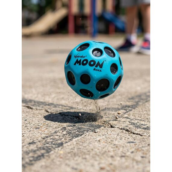 Waboba Moon Ball – am Höchsten Springender Gummiball – Patentiertes Original-Design – Ballkrater Erzeugen beim Aufprall ein knallendes Geräusch – Leicht Greifbar – Flummies für Kinder - BLAU - 65 mm