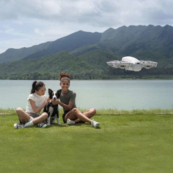 DJI Neo Combo mit 3 Akkus, Minidrohne mit 4K UHD-Kamera für Erwachsene, 135g selbstfliegende Drohne die dir folgt, Handstart, Motivverfolgung, QuickShots, stabilisiertes Video (Controllerfrei)