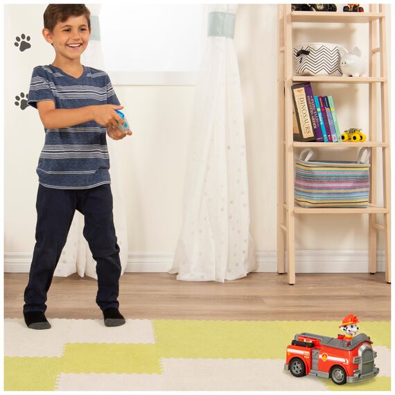 PAW PATROL Marshalls ferngesteuertes Feuerwehrauto mit Fernbedienung, Spielzeug für Kinder ab 3 Jahren, Batteriebetrieben