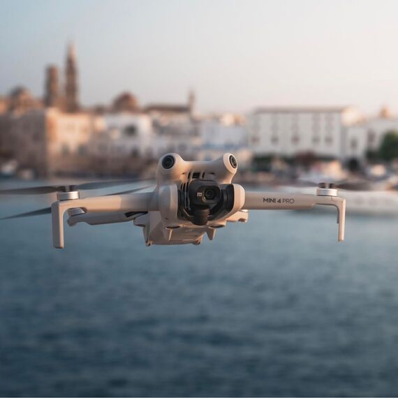 DJI Mini 4 Pro Fly More Combo mit DJI RC 2 Fernsteuerung inkl. Care Refresh 1-Jahres-Schutzpaket, faltbare Mini-Drohne mit 4K-Kamera, unter 249g, 34 Minuten Flugzeit, 2 zusätzliche Akkus, Klasse-C0