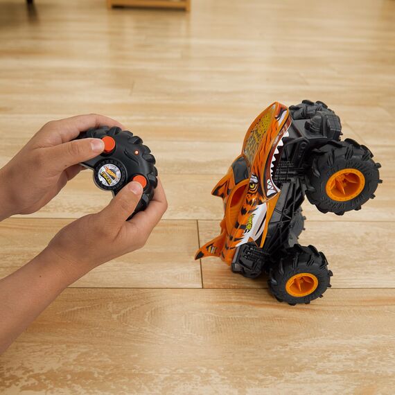Hot Wheels Monster Trucks Ferngesteuertes Auto, HW Tigerhai RC im Maßstab 1:24, Ferngesteuerter Spielzeugtruck, Allradfunktionen mit Action-Geländereifen, voll funktionsfähige Fernbedienung, HNV03