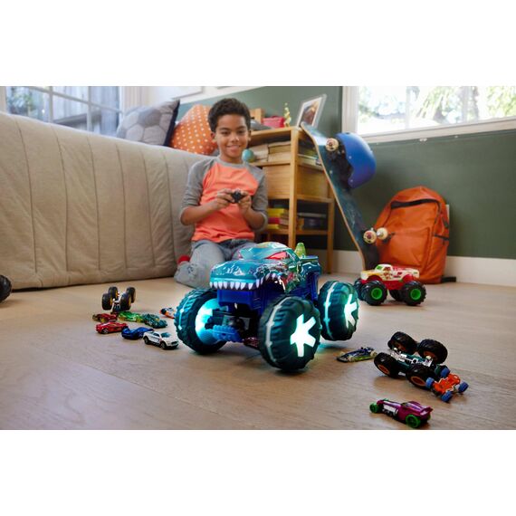 Hot Wheels Monster Trucks Ferngesteuertes Auto, Spielzeugtruck, übergroßer Mega-Wrex Alive im Maßstab 1:15 mit Fernbedienung, 3 ferngesteuerte Spielmodi mit interaktiven Lichtern und Geräuschen, JBD90