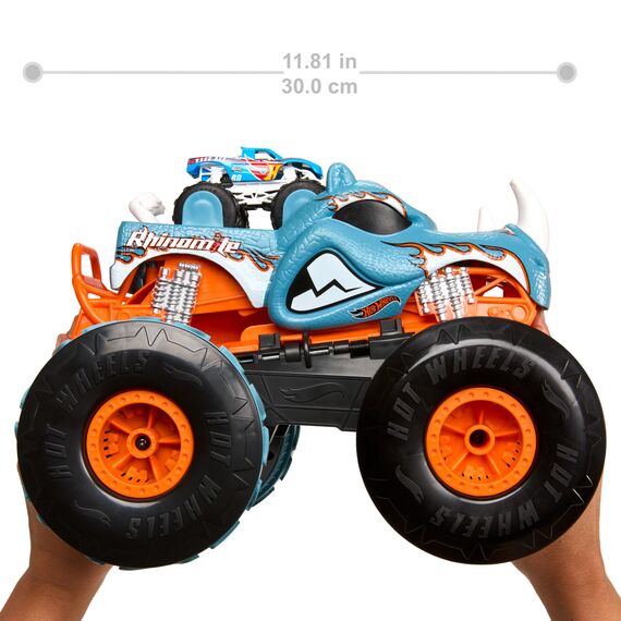 Hot Wheels Monster Trucks Ferngesteuertes Auto, umbaubarer Rhinomite im Maßstab 1:12 mit Race Ace Spielzeugtruck im Maßstab 1:64, lässt Sich in einen Starter umbauen, HPK27