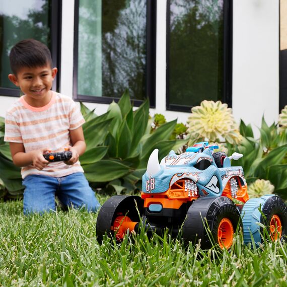 Hot Wheels Monster Trucks Ferngesteuertes Auto, umbaubarer Rhinomite im Maßstab 1:12 mit Race Ace Spielzeugtruck im Maßstab 1:64, lässt Sich in einen Starter umbauen, HPK27