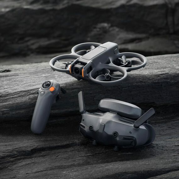 DJI Avata 2 Fly More Combo (1 Akku), FPV-Drohne mit 4K-Kamera, mit Propellerschutz, Flips/Rollen auf Tastendruck, inkl. Goggles 3 und RC Motion 3, POV Content Kamera-Drohne