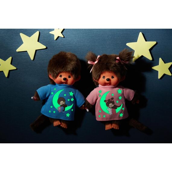 Sekiguchi 223732 - Original Monchhichi Mädchen, Plüschfigur mit rosa Schlafshirt, Glow in the Dark Elementen und Zöpfen mit Schleifen, ca. 20 cm großes Kuscheltier aus braunem Plüsch