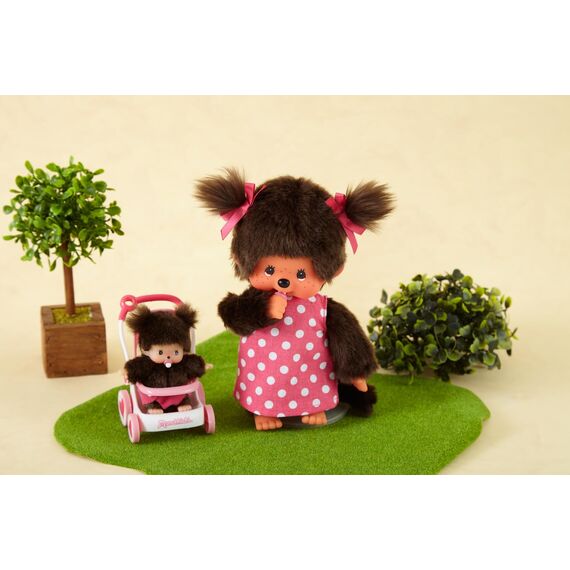Sekiguchi 254930 - Original Monchhichi Mutter mit Kind im Kinderwagen, Plüschfigur mit Pünktchenkleid und zwei Zöpfen mit pinker Schleife, ca. 20 cm großes Kuscheltier aus braunem Plüsch