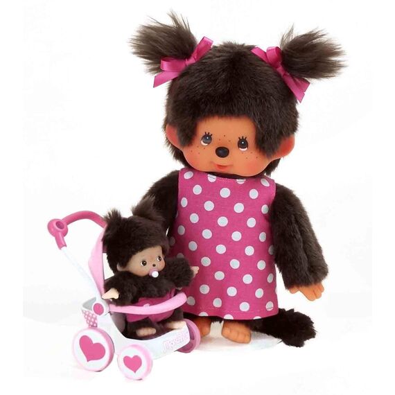 Sekiguchi 254930 - Original Monchhichi Mutter mit Kind im Kinderwagen, Plüschfigur mit Pünktchenkleid und zwei Zöpfen mit pinker Schleife, ca. 20 cm großes Kuscheltier aus braunem Plüsch
