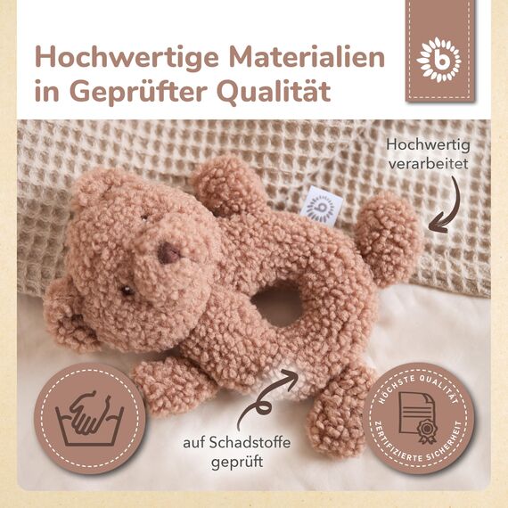 Bieco Kuscheltier Bär Mika mit Rassel | Teddybär aus Bouclé | Baby Plüsch Bär Stofftier | Plüschtier Teddy Rassel Tedy Bear Kuscheltier Plüschtier Baby Gute Besserung Teddy Bär ab 0 Monate