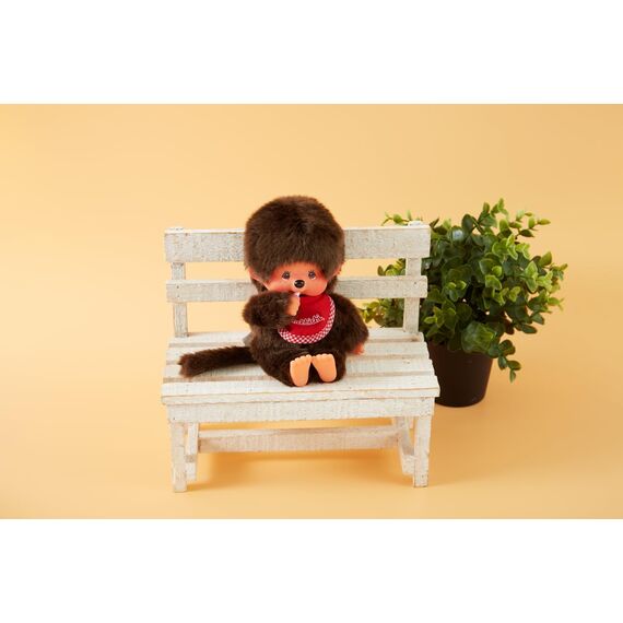 Sekiguchi 255010 - Original Monchhichi Junge, Plüschfigur mit rotem Latz und Zöpfen mit Schleifen, ca. 20 cm großes Kuscheltier aus braunem Plüsch