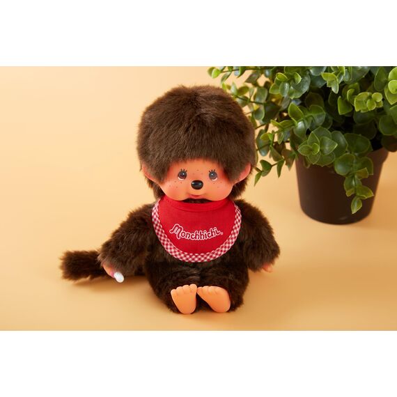 Sekiguchi 255010 - Original Monchhichi Junge, Plüschfigur mit rotem Latz und Zöpfen mit Schleifen, ca. 20 cm großes Kuscheltier aus braunem Plüsch