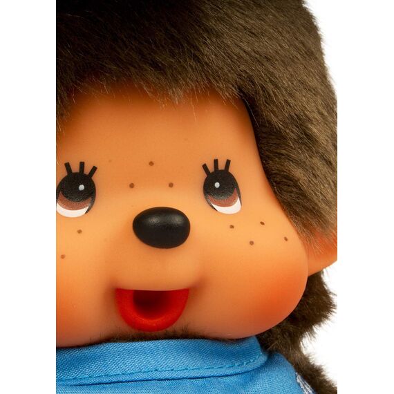 Sekiguchi 255040 - Original Monchhichi Junge, Plüschtier mit blauem Lätzchen und Zöpfen mit Schleifen, ca. 20 cm großes Kuscheltier aus braunem Plüsch, Braun