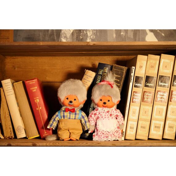 Sekiguchi 233140 - Original Monchhichi Großvater, Plüschfigur mit kariertem Hemd, Fliege und beigefarbener Hose, ca. 20 cm großes Kuscheltier aus grauem Plüsch