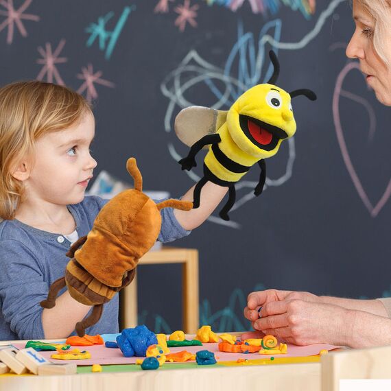 Diese Puppe ist eine Puppe mit richtigen Flauschigen händen und einem beweglichen Mund, die mit bikintpuppen, puppenpuppen und puppenspielen gefüllt ist