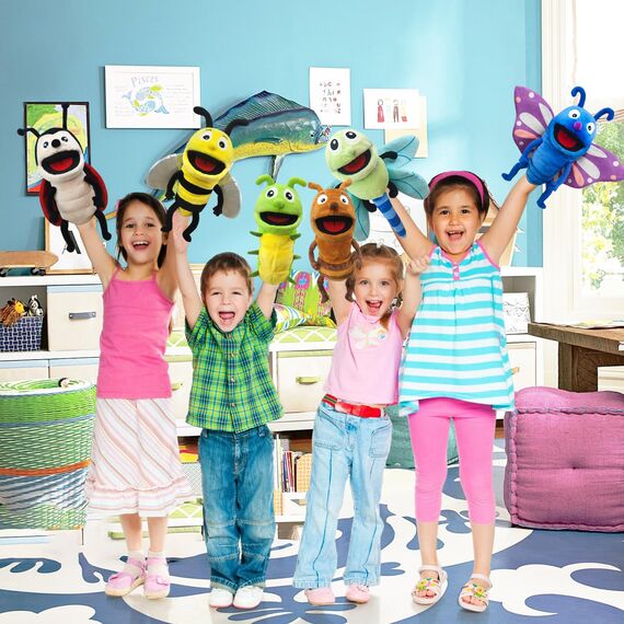 Diese Puppe ist eine Puppe mit richtigen Flauschigen händen und einem beweglichen Mund, die mit bikintpuppen, puppenpuppen und puppenspielen gefüllt ist