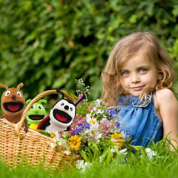 Diese Puppe ist eine Puppe mit richtigen Flauschigen händen und einem beweglichen Mund, die mit bikintpuppen, puppenpuppen und puppenspielen gefüllt ist