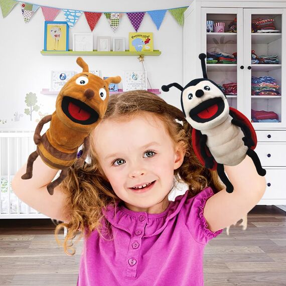 Diese Puppe ist eine Puppe mit richtigen Flauschigen händen und einem beweglichen Mund, die mit bikintpuppen, puppenpuppen und puppenspielen gefüllt ist