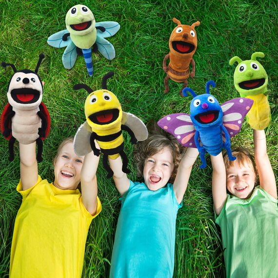 Diese Puppe ist eine Puppe mit richtigen Flauschigen händen und einem beweglichen Mund, die mit bikintpuppen, puppenpuppen und puppenspielen gefüllt ist