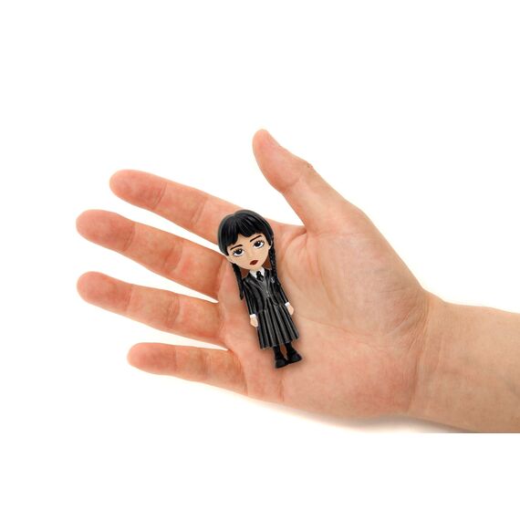 Jada Toys Wednesday Figur (1 Stück in der Mystery Box) - 1 von 3 Sammelfiguren aus Metall (Wednesday Addams oder Enid) mit Zubehör - für Fans und Sammler ab 8 Jahre, Auswahl per Zufallslos, 6,5cm
