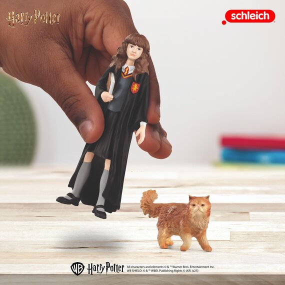 SCHLEICH Harry Potter | Hermine Granger & Krummbein 42635 | Set aus Mädchenfigur & Tierfigur | als Deko oder Sammelfiguren | Geschenk für Kinder & Fans | Spielfiguren ab 6 Jahren | 2-teiliges Set