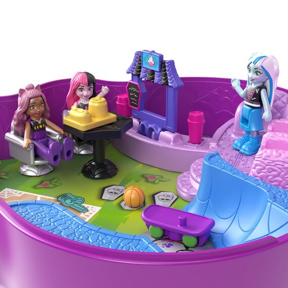 Polly Pocket Monster High Spielset mit 3 kleinen Puppen und 10 Zubehörteilen, Schulwelt im Inneren, tragbares Reisespielzeug mit Aufbewahrungsmöglichkeit, HVV58