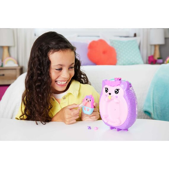 Polly Pocket 2-in-1 Reisespielzeug mit 2 Mikropuppen und 16 Accessoires, Igel-Handtaschen-Spielset, Haustierthema, JBJ91