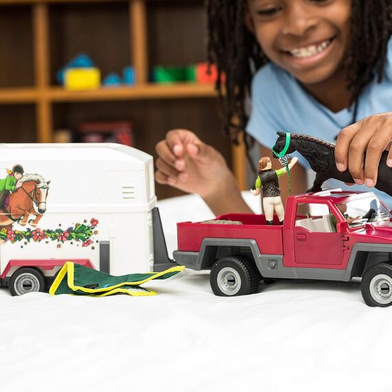 Schleich Horse Club | Pick-up mit Pferdeanhänger 42346 | Set inkl. Fahrzeug, Anhänger, Pferd, 2 menschliche Figuren & Zubehör | Pferdespielzeug & Geschenk für Kinder | 38-teiliges Spielset