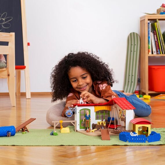 SCHLEICH Farm World | Tierhotel 42607 | Set inkl. Haus, Stall, Pflegerin, Hund, Katze, Meerschweinchen & Zubehör | tolles Geschenk für Jungen und Mädchen | Bauernhof Spielzeug ab 3 Jahre | 54 Teile