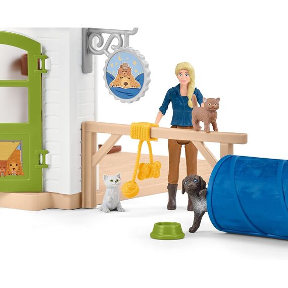SCHLEICH Farm World | Tierhotel 42607 | Set inkl. Haus, Stall, Pflegerin, Hund, Katze, Meerschweinchen & Zubehör | tolles Geschenk für Jungen und Mädchen | Bauernhof Spielzeug ab 3 Jahre | 54 Teile