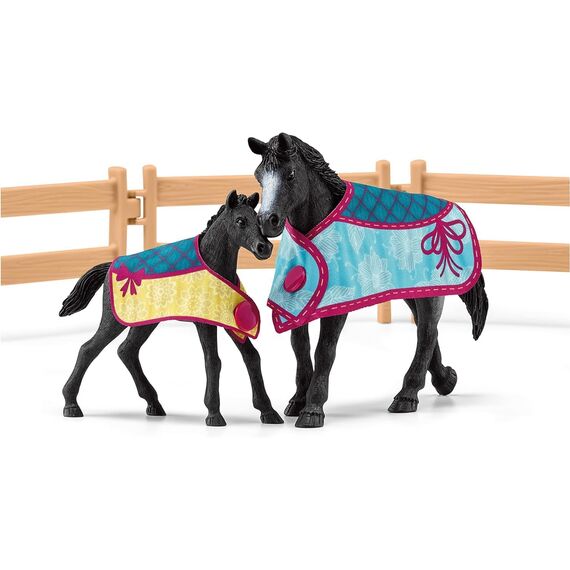 SCHLEICH Horse Club | Pferdebox mit Stute und Fohlen 42611 | Box, 2 Pferde, Paddock, viel Zubehör | Geschenk für Mädchen & Jungen | Kinder Pferde Spielzeug ab 5 Jahren | Set aus 34 Teilen