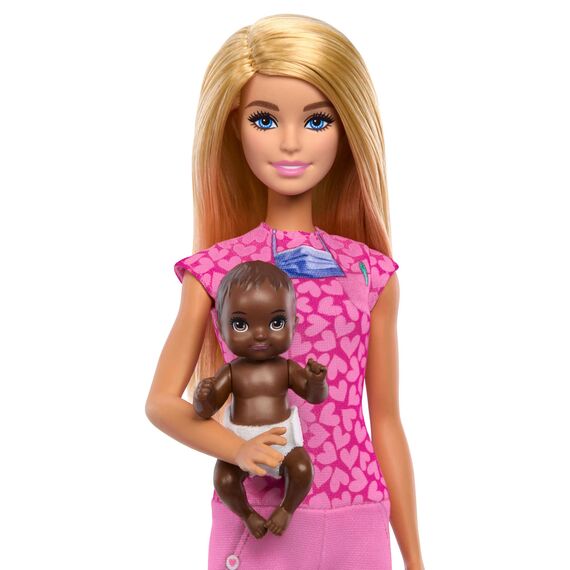 Barbie Kinderärztin-Puppe mit blonder Modepuppe und pinkfarbenem Kittel-Set, 1 Baby-Patientenpuppe mit Zubehör und Möbeln, JCR72