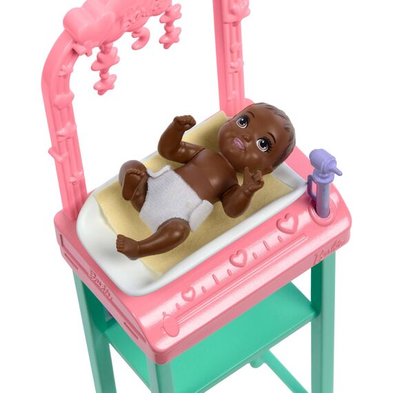 Barbie Kinderärztin-Puppe mit blonder Modepuppe und pinkfarbenem Kittel-Set, 1 Baby-Patientenpuppe mit Zubehör und Möbeln, JCR72
