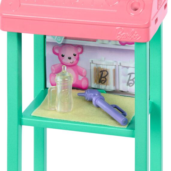 Barbie Kinderärztin-Puppe mit blonder Modepuppe und pinkfarbenem Kittel-Set, 1 Baby-Patientenpuppe mit Zubehör und Möbeln, JCR72