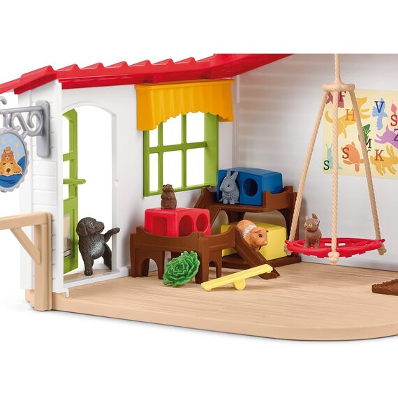SCHLEICH Farm World | Tierhotel 42607 | Set inkl. Haus, Stall, Pflegerin, Hund, Katze, Meerschweinchen & Zubehör | tolles Geschenk für Jungen und Mädchen | Bauernhof Spielzeug ab 3 Jahre | 54 Teile