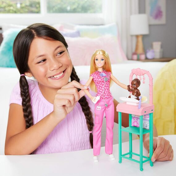 Barbie Kinderärztin-Puppe mit blonder Modepuppe und pinkfarbenem Kittel-Set, 1 Baby-Patientenpuppe mit Zubehör und Möbeln, JCR72