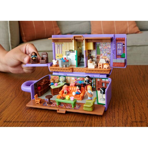 Polly Pocket Friends Schatulle - Central-Perk-Kaffeetasse, 6 Hauptdarsteller, 9 Zubehörteile, 3 Friends-Orte, ausstellbare Premium-Verpackung, für Sammler ab 14 Jahren, HKV74
