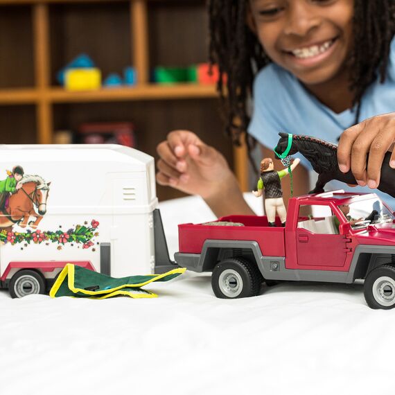 SCHLEICH 42346 Pick-up mit Pferdeanhänger, für Kinder ab 5 Jahren, Horse Club - Spielset