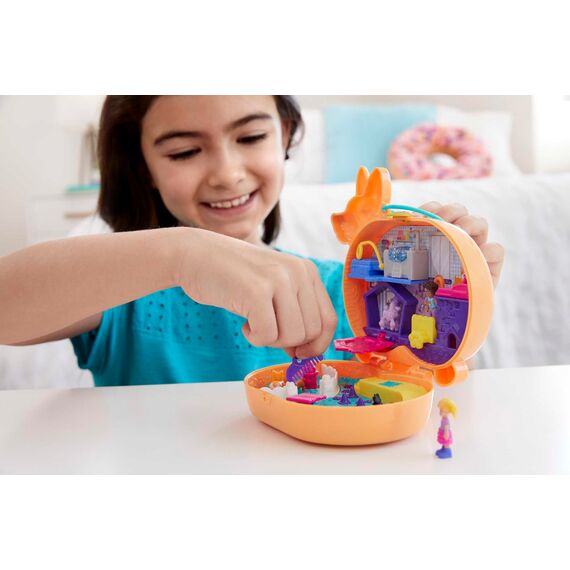 Polly Pocket GTN13- Corgi-Hundehotel Schatulle Im Haustierhotel-Design, Kleine Polly Und Shani Puppen, 2 Hundefiguren (Pudel & Husky), Ãœberraschungseffekten, Spielzeug Geschenk Für Kinder Ab 4 Jahren